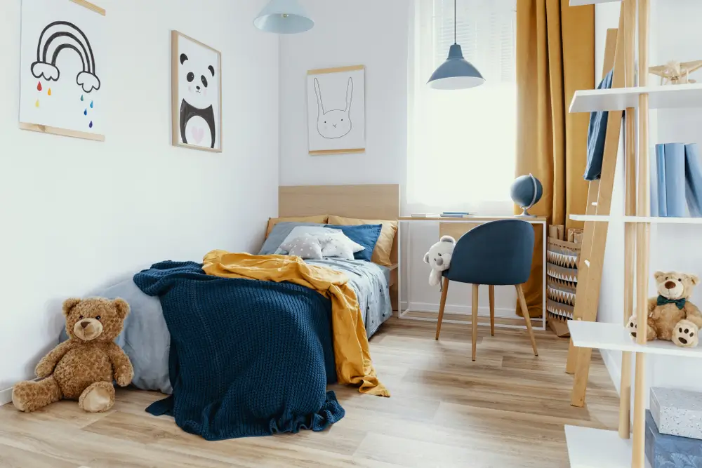 Espace de travail avec bureau et chaise dans la chambre élégante de l'adolescent avec un design bleu et orange.