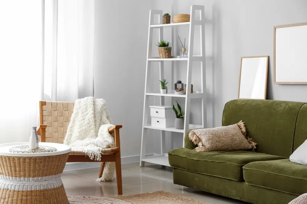 Intérieur d'un salon cosy avec table en rotin et canapé vert.