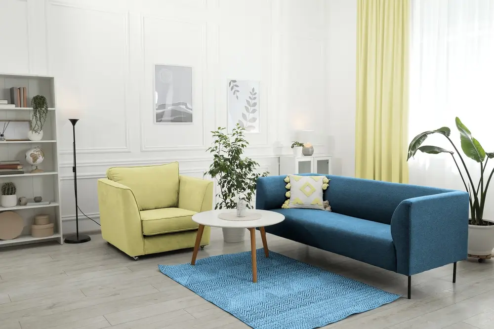 Salon confortable et meublé. Décoration intérieure aux couleurs de l'année 2026.
