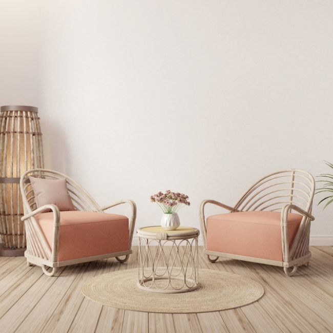 Mur blanc nu de style scandinave, ensemble de chaises de salon couleur beige.