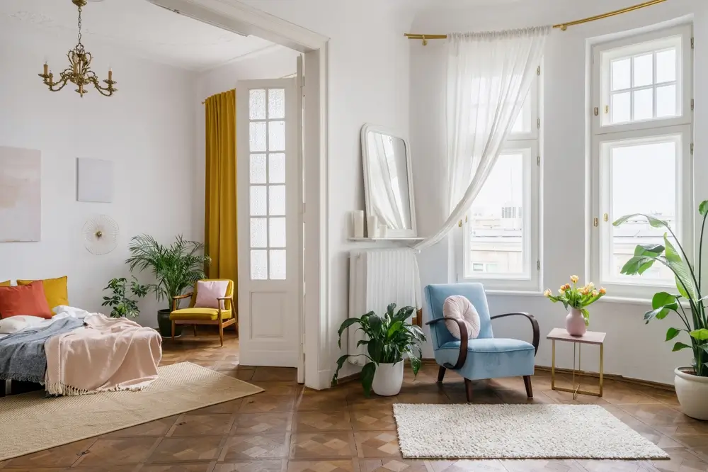 Espace ouvert ou studio d'appartement avec intérieur de style vintage.