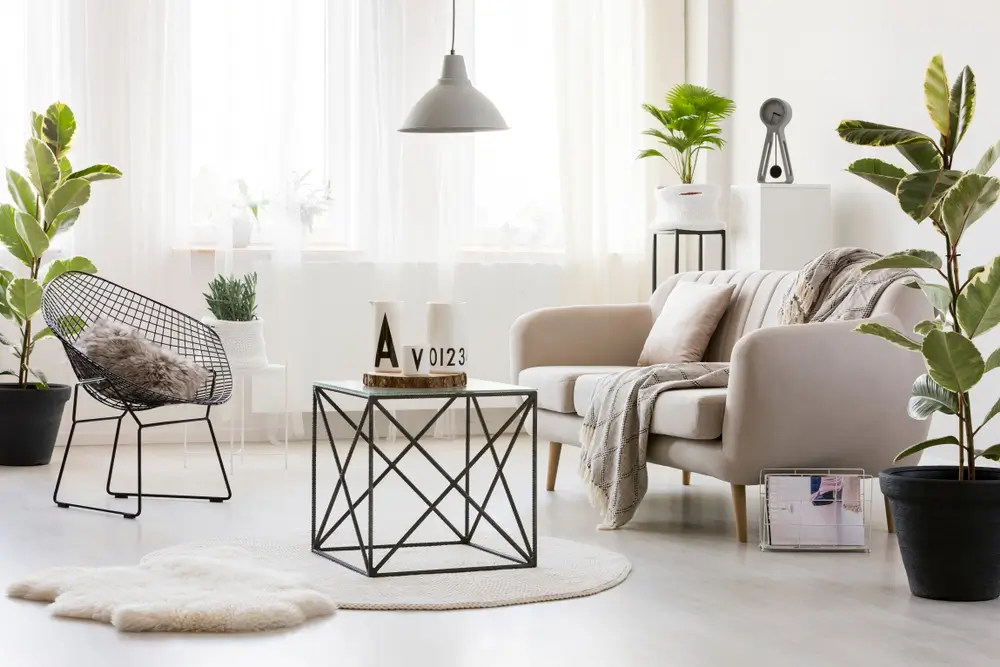 Table noire sur un tapis rond entre chaise et banquette beige dans un décor de salon moderne avec fiction.