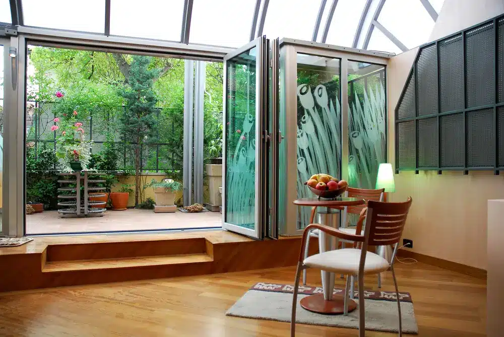 Terrasse d'appartement avec table et chaises